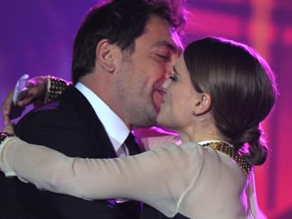 Javier Bardem übergab Natalie Portman ihren Award und sie bedankte sich , nun ja, sehr überschwänglich ...