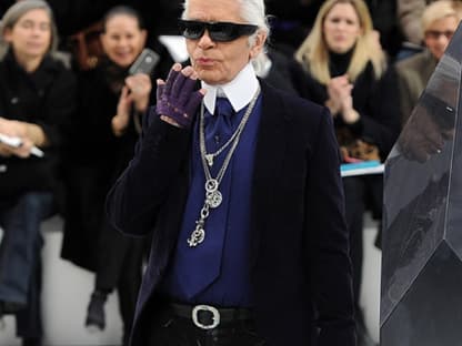 Gefeierter Star: Chanel-Chefdesigner Karl Lagerfeld dreht nach der Show noch seine Runde und lässt sich vom (prominenten) Publikum bejubeln