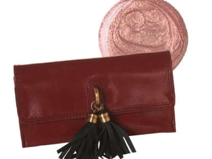 Welcher Lack zu welcher Tasche? Mit diesen Kombis ist ihr Look perfekt aufeinander abgestimmt! Clutch mit Quasten von Topshop, ca. 26 Euro Dazu passt: „Metallics – Copper Rulez!“ von Essence, limitiert, ca. 2 Euro