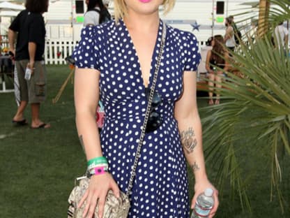 Ein Strohut, ein Punkte-Kleid und ein paar coole Accesoires. Und perfekt ist der Festival-Look. Das weiß auch Rocker-Tochter Kelly Osbourne