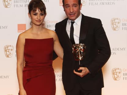 Penelope Cruz gratulierte Jean Dujardin, der seine Auszeichnung für seine Rolle in "The Artist" bekam. Ein großer Oscar-Favorit!