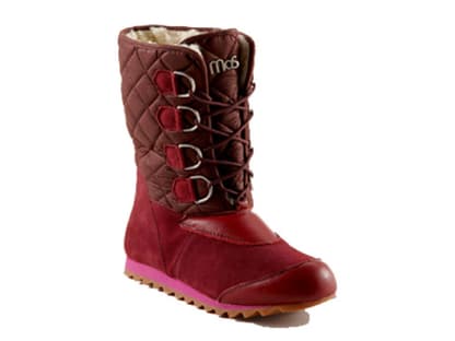 Mit Neon-Streifen an der Sohle. Stiefel von MOS Copenhagen über<a title="http://www.frontlineshop.com/MOS-COPENHAGEN-Galosch-Quilted-Oiled-Canvas-Suede-darkred/301948003/?PromoCode3=FactFinder&origpos=5&pos=5" href="http://www.frontlineshop.com/MOS-COPENHAGEN-Galosch-Quilted-Oiled-Canvas-Suede-darkred/301948003/?PromoCode3=FactFinder&origpos=5&pos=5" target="_blank"> frontlineshop.com</a> für ca. 85 Euro bestellen