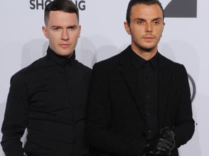 Am Freitag, 21.10., feierte der Radiosender NRJ in Berlin die Fashion Night. Die Jungs von "Hurts" stahlen nicht nur auf dem Roten Teppich die Show - auch auf der Bühne glänzten die beiden Briten mit Charme und ihren Hits