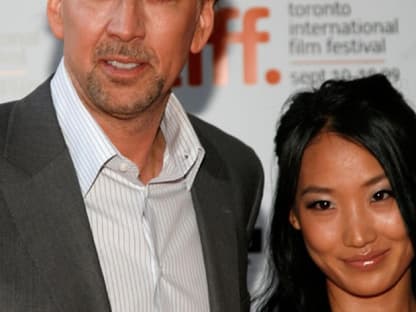 Hollywood-Star Nicolas Cage brachte seine Ehefrau Alice Kim mit. Der Schauspieler ist seit 5 Jahren mit der ehemaligen Sushi-Kellnerin verheiratet