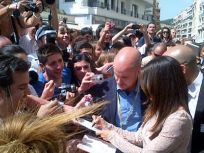 Vor dem Hotel Martinez mit ihren Fans