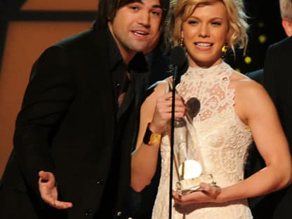 Reid Perry und Kimberly Perry von der Band "The Perry" freuen sich über ihren Award als "Beste Newcomer"