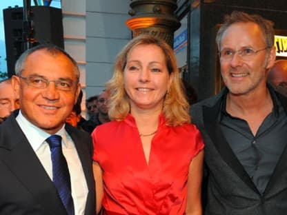 Fußball-Trainer Felix Magath stellt sich mit seiner Frau Nicola Yvonne und Veranstalter Reinhold Beckmann zum Foto auf