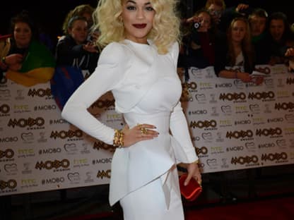 Sängerin Rita Ora in einem extrem schulterbetonten Kleid von DSquared2 ...