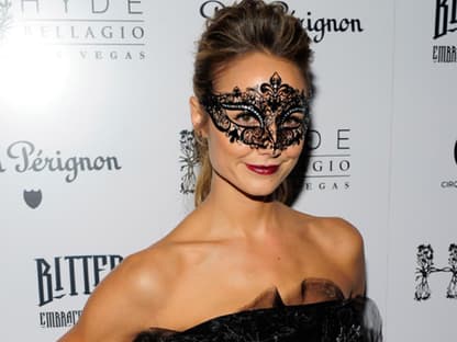 Stacy Keibler, akutelle Freundin von George Clooney, war Gastgeberin einer Maskerade-Party in Hollywood. George war übrigens nicht zu sehen - vielleicht weil seine Verkleidung so gut war?