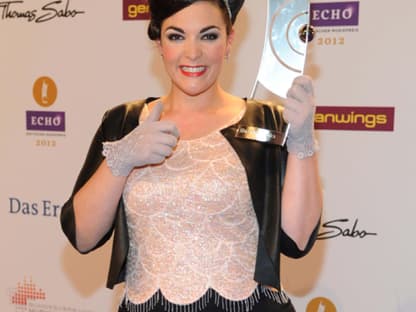 Caro Emerald mit ihrem Preis als "Newcomerin International"