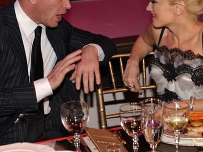 Gute Unterhaltung: Guy Ritchie und Gwen Stefanis sitzen zusammen am Tisch