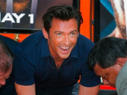 Hugh Jackman lächelt den Fans zu