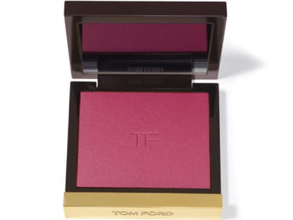 Dieses Rouge wird tagsüber auf den Wangenknochen und abends für einen dramatischen Auftritt unter den Wangenknochen aufgetragen. Wir erröten förmlich vor Begeisterung. "Cheek Color Shade Narcissist" von Tom Ford Beauty, ca. 55 Euro