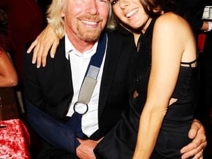 Sir Richard Branson mit Marisa Tomei auf dem Schoß. Die Schauspielerin legte einen Partymarathon hin: So besuchte sie am selben Abend auch die "Hollywood Awards" in Beverly Hills