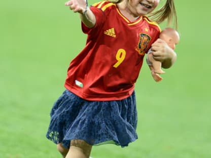 Ein glorreicher Sieg! Nach dem 4:0 gegen Italien ist es klar: Spanien ist wieder Europa-Meister. Auch die Kleinen der großen Fußball-Stars stürmen aufs Spielfeld, um mit ihren Daddys zu feiern