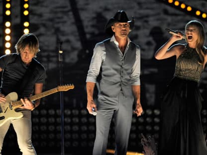 Dieser Auftriit gehörte zu den Highlights des Abends: Keith Urban, Tim McGraw und Taylor Swift sangen gemeinsam Tims Song "Highway Dont Careâ