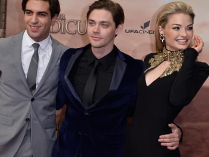 Elyas M'Barek, Tom Payne und Emma Rigby. Rigby spielt in dem Film "Rob Coles" große Liebe "Rebecca"