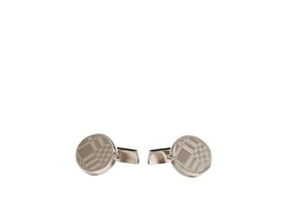 Retro und gleichzeitig so modern. Manschettenknöpfe von Burberry, ca. 150 Euro direkt im <a title="http://shop.ok-magazin.de/silver-toned-check-engraved-round-cufflinks,virs6dfxokmyzbqw,i" href="http://shop.ok-magazin.de/silver-toned-check-engraved-round-cufflinks,virs6dfxokmyzbqw,i" target="_blank">OK! Onlineshop</a> bestellen