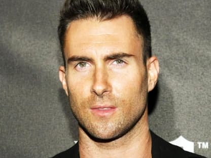 Maroon 5-Sänger Adam Levine ist bekannt dafür, dass er nichts anbrennen lässt. Zuletzt turtelt er mit Schauspielerin Cameron Diaz. Man darf gespannt sein, wer die nächste Eroberung sein wird