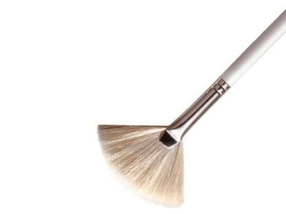 Multi-Talent:
Der Fächerpinsel "Fantail Brush" von Benefit, ca. 
21 Euro, eignet sich nicht 
nur zum Auftragen von Puder und Rouge, auch Gesichtsmasken werden gleichmäßig verteilt. Außerdem kann damit überschüssiger Puder schnell entfernt werden