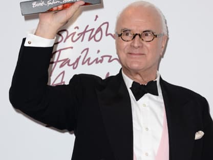 Große Freude: Schuh-Designer Manolo Blahnik hielt, "Outstanding Achievement Award", in die Luft