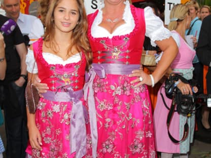 Im Partnerlook: Claudia Effenberg mit Tochter Lucia