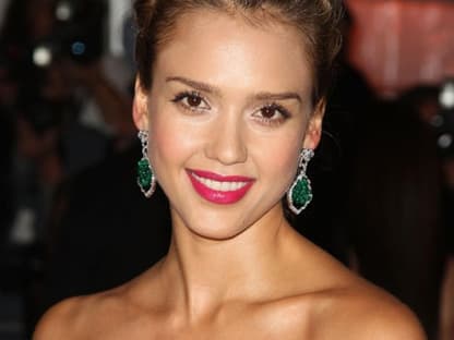 Generell gilt: Je getönter die Gesichtsfarbe ist, desto kräf´­tiger und dunkler darf die Mundbemalung ausfallen. Jessica Alba macht es richtig!