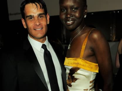 Kenneth Cole und das sudanesische Model Alek Wek posierten ebenfalls gemeinsam