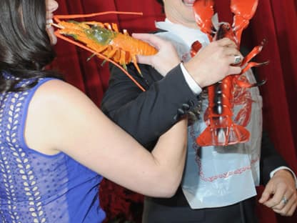 Hunger Games: Casey Wilson und Ian Somerhalder knabbern am Plastik-Hummer