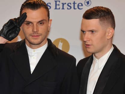 Auch die Jungs von Hurts kamen nach Berlin. Eine Frage, die sich uns stellte: Woher hat Frontmann Theo Hutchcraft das Veilchen?