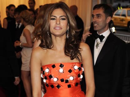 Wow! Eva Mendes verzaubert uns einfach in ihrer bestickten Prada-Robe