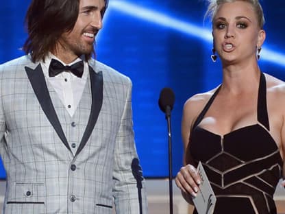 Jake Owen und Kaley Cuoco präsentieren gemeinsam einen Award