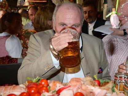 Darf nicht fehlen: Eine Maß Bier und FC-Bayern-München-Manager Uli Hoeneß