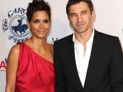 Was für ein Überraschungs-Paar! Halle Berry und Olivier Martinez lernten sich am Filmset kennen und was viele nur für einen harmlosen Flirt hielten, entwickelt sich mittlerweile zu einer ernsthaften Beziehung