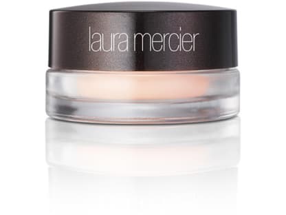 Visagistin Laura Mercier ist bekannt für ihre  ausgefeilten Grundierungen und deshalb auch ein Liebling vieler Stars.  Dieses Produkt ist eine Base nur für das Augen-Make-up: Sie wirkt  ölabsorbierend und verhindert unplanmässiges Absetzen von Lidschatten in  der Lidfalte. Sehr sinnvoll! âEye Canvas", in vier Tönen erhältlich,  4,8 gr, ca. 28,00 Euro,´  z. B. über www. breuninger.com