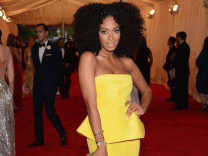 Solange Knowles strahlt in einer sonnengelben Robe von Rachel Roy und versprüht damit Sommerfeeling