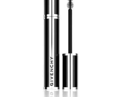 Ihre spezielle Bürste erreicht jedes noch so kleine Härchen und die satinschwarze Formel pflegt die Wimpern unter anderem mit Baumwollextrakt. Ein geschwungener Auftritt ist garantiert. "Noir Couture Mascara" von Givenchy, ab August 2012, ca. 29 Euro