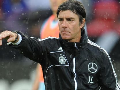 Fußball-Bundestrainer Jogi Löw operiert auch mit links