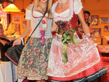 Auch Alessandra Pocher und Giulia Siegel haben sich schick für die Wiesn gemacht