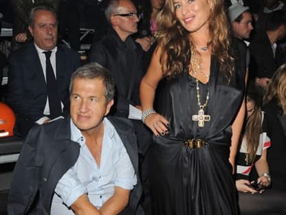 Star-Fotograf Mario Testino und Jade Jagger machen es sich beim Designer-Label Lavin bequem
