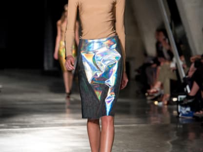 Der schottische Designer Jonathan Saunders packte seine Models in folienartige Pencilskirts.