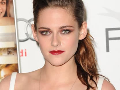 Mit auffälligem Make-up, Balenciaga-Outfit und Louboutin Schuhen war Kristen Stewart auf der Filmpremiere ihres neuen Films "On the Road" wieder einmal der Hingucker des Abends. Wie Sie den Look nachschminken können, verrät Ihnen OK!...