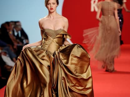 Das 17-jährige Nachwuchsmodel Lindsey Wixson schritt gekonnt in einer opulenten Robe über den Catwalk