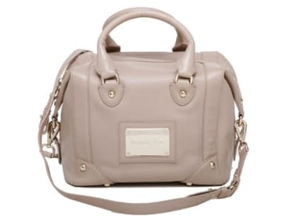 Cool: Bowling-Bag mit Schultergurt von Patrizia Pepe, ca. 370 Euro