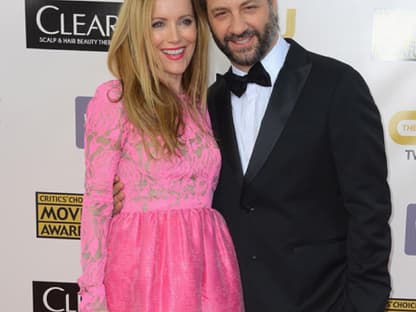 Pretty in Pink? Schauspielerin Leslie Mann entschied sich für ein Kleid von Honor. Ob ihrem Mann Judd Apatow diese Bonbon-Farbe gefällt? Wir sind nicht so überzeugt. Spitze geht anders ...