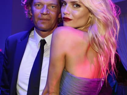 Natasha Poly kuschelte sich an ihren Begleiter