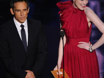 Ben Stiller und Emma Stone halten eine Laudatio