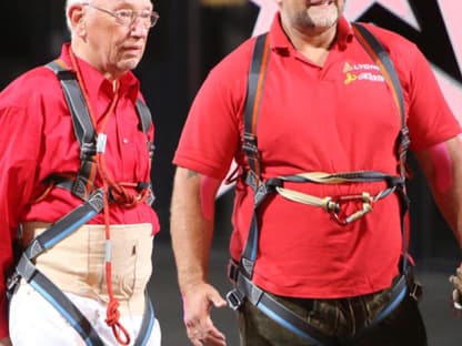 Extrem-Kraftsportler Franz Müllner, 42 und Bungee-Jumper Helmuth, 87. Franz hielt bei dem Sprung den Renter nur mit seinen Händen