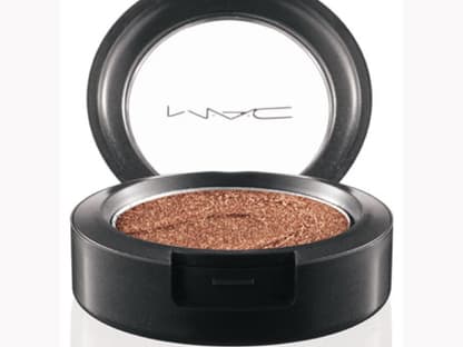 Der kupferfarbene Lidschatten passt perfekt zu Jessicas roten Haaren. "Year of the Snake - Large Eye Shadow Aztec Brick" von Mac, ca. 23 Euro limitiert