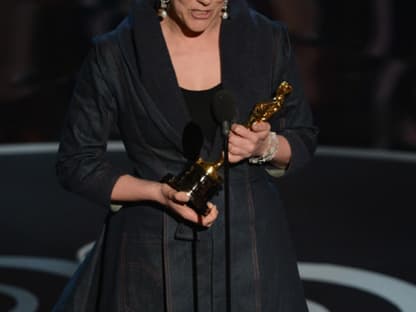 Jacqueline Durran ist eine glückliche Gewinnerin. Der Film "Anna Karenina" gewinnt eine Statue für "Bestes Kostümdesign"